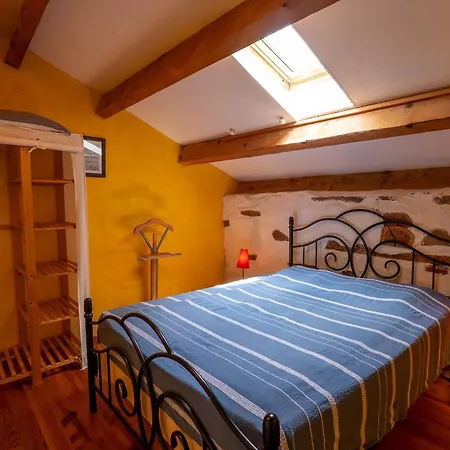 Le De Saint Izaire Nyaraló *