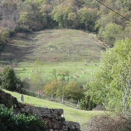 Le De Saint Izaire Nyaraló